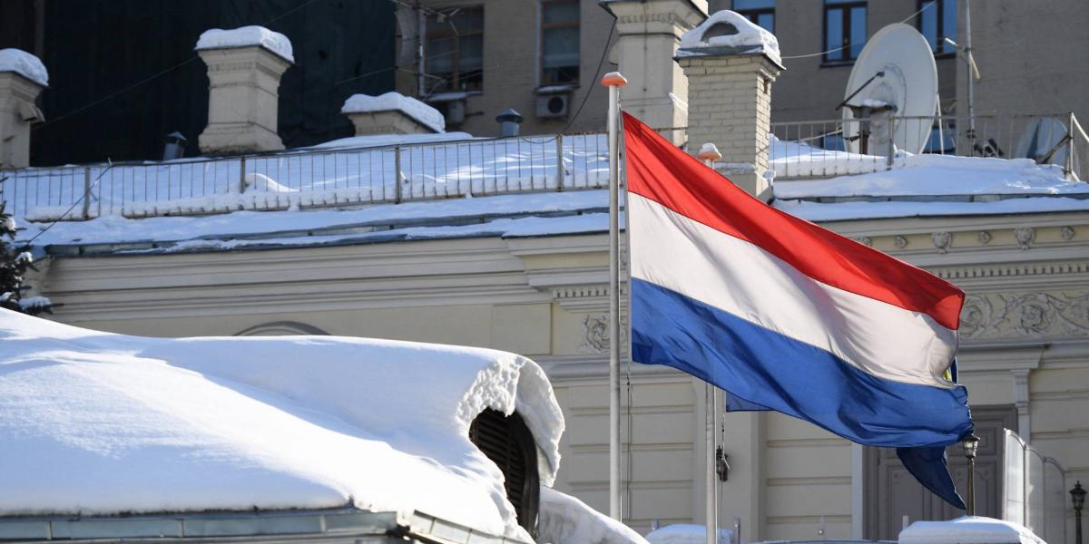 Hollandia nemzeti zászlaja Hollandia moszkvai nagykövetségén