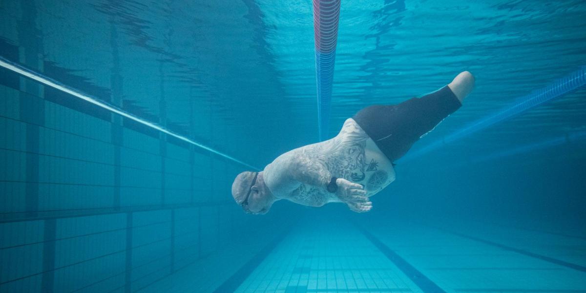 Patkás Tamás, azaz Tomi Rocky paraúszó edzés közben a Győri Sportuzodában július 8-án. Fiatalon egy balesetben veszítette el mind a két lábát, az úszás megváltoztatta az életét.