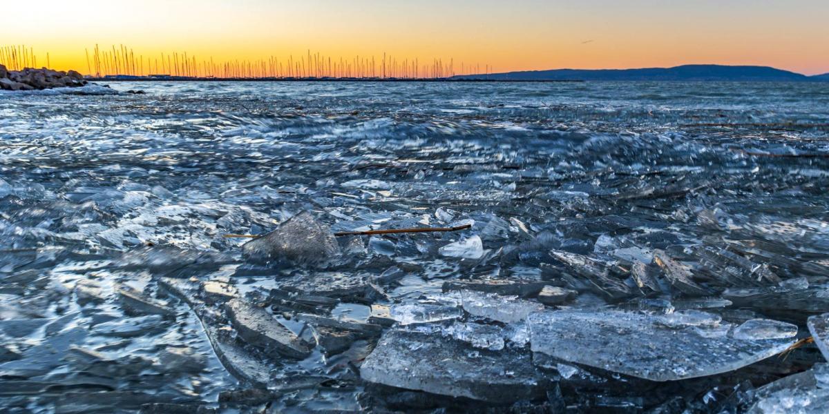 A viharos erejű szél miatt összetorlódott jég a Balatonnál a balatonfenyvesi parton január 30-án