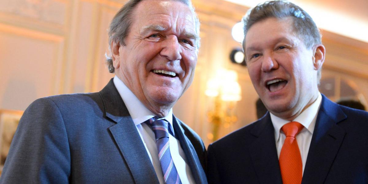 Gerhard Schröder Alekszej Miller Gazprom-vezérrel. Jól fizetett lobbista