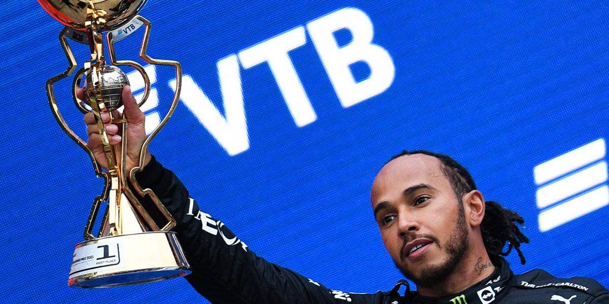 A 2021-es szocsi bajnok, Lewis Hamilton az egyik nyugati szankciók sújtotta orosz bank, a VTB logójával a háttérben