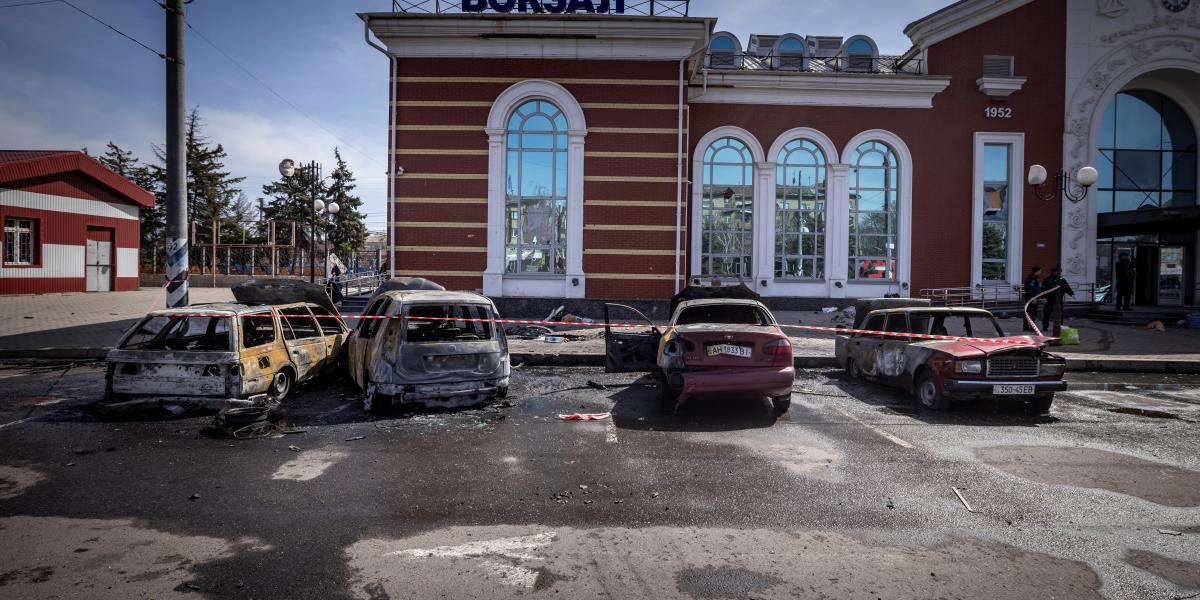 Összeroncsolódott autók a kramatoszki vasútállomás parkolójában