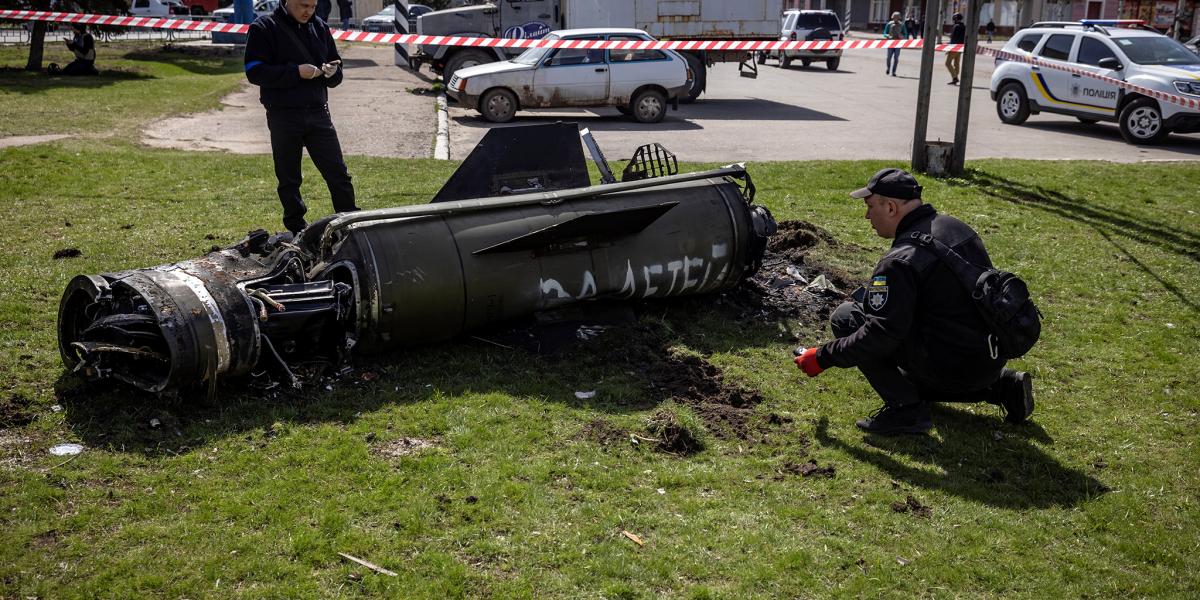 Ukrán rendőrök vizsgálják egy nagyméretű rakéta maradványait, amelyen oroszul a "gyermekeinkért" felirat olvasható a kelet-ukrajnai Kramatorszkban lévő, polgári evakuálásra használt vasútállomás főépülete mellett, amelyet rakétatámadás ért, és amely legal