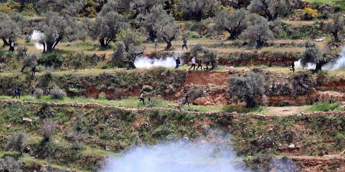 Pénteken palesztin tüntetők menekültek az izraeli biztonsági erők könnygázbombái elől. Erre válaszolhattak az éjjel rakétákkal