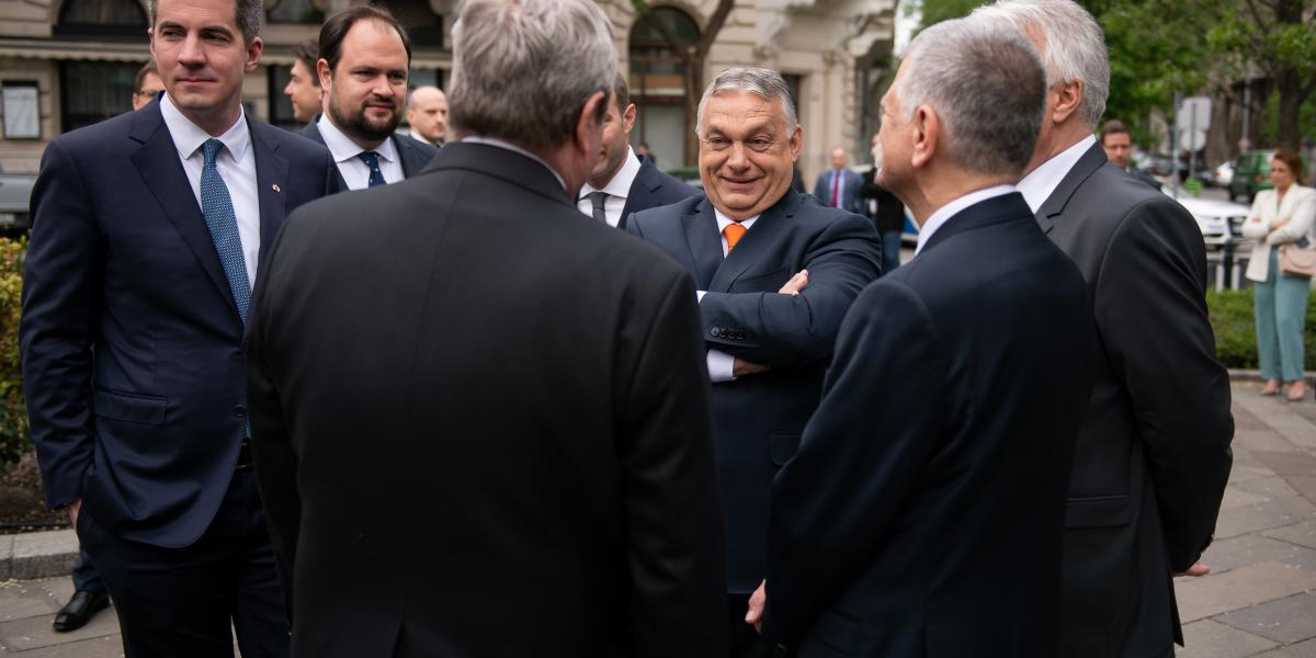 Orbán Viktor vidám volt a fideszes frakciótagok között májusban, de kitart-e a mosoly őszig?