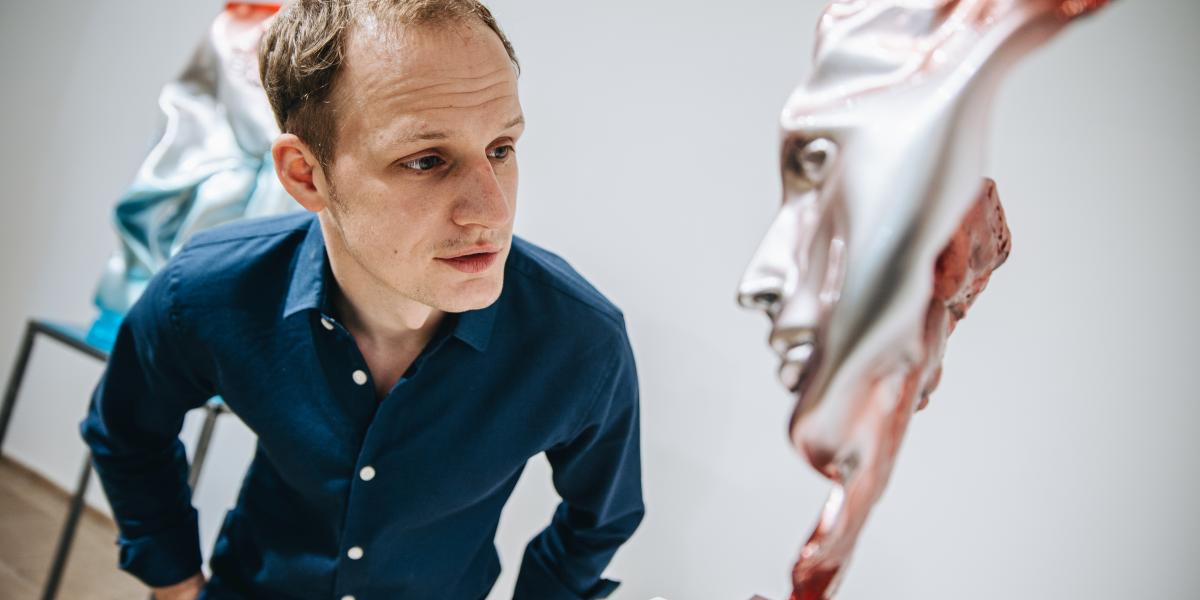 Az alkotó előtt szobrainak ötlete misztikus módon jelent meg