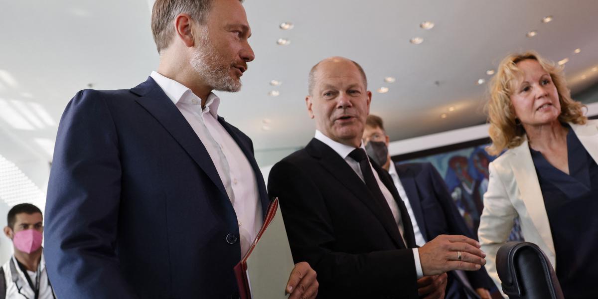 Christian Lindner  és Olaf Scholz. A legrászorultabbakon kellene segíteni