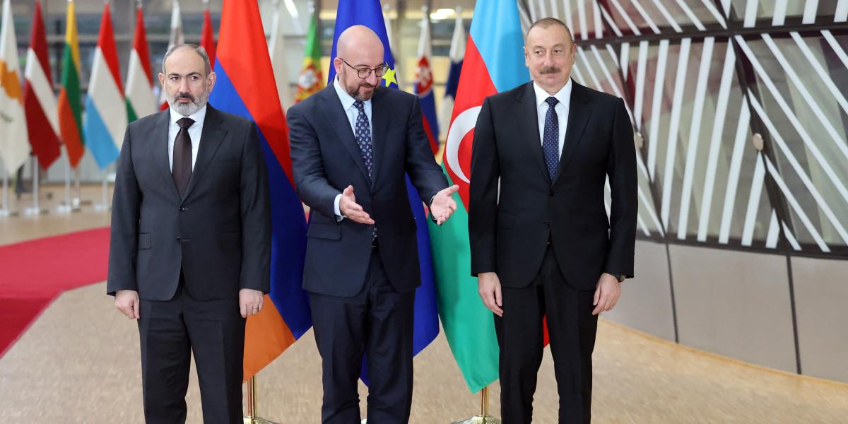 Idén áprilisban Brüsszelben Charles Michel, az Európai Tanács elnöke békítgette sikertelenül Nikol Pasinján örmény kormányfőt és Ilham Alijev azeri elnököt