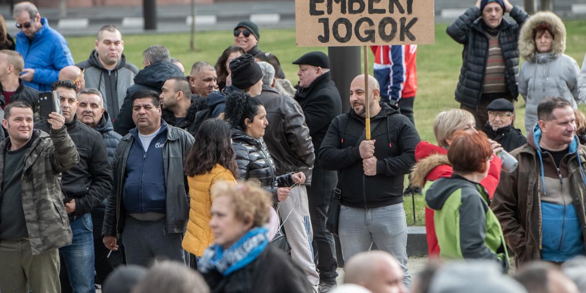 Jogvédők tiltakozása Gyöngyöspatán. Egyre nagyobb szükség van a segítségükre.