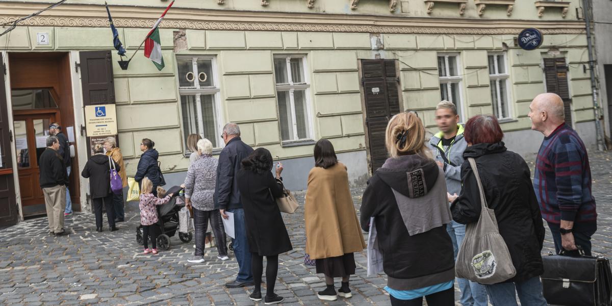 A patinás épület előtt az óbudai Fő tér felé kanyargott a sor. A legtöbben rezsitámogatásért jöttek