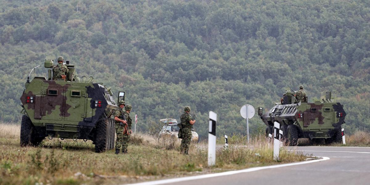 Szerb katonák 2021. szeptember 27-én a koszovói határ közelében fekvő kisváros, Rudnica mellett