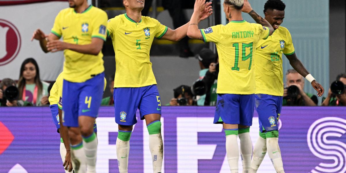 A brazil gólszerző, Casemiro (balról a második) öröme