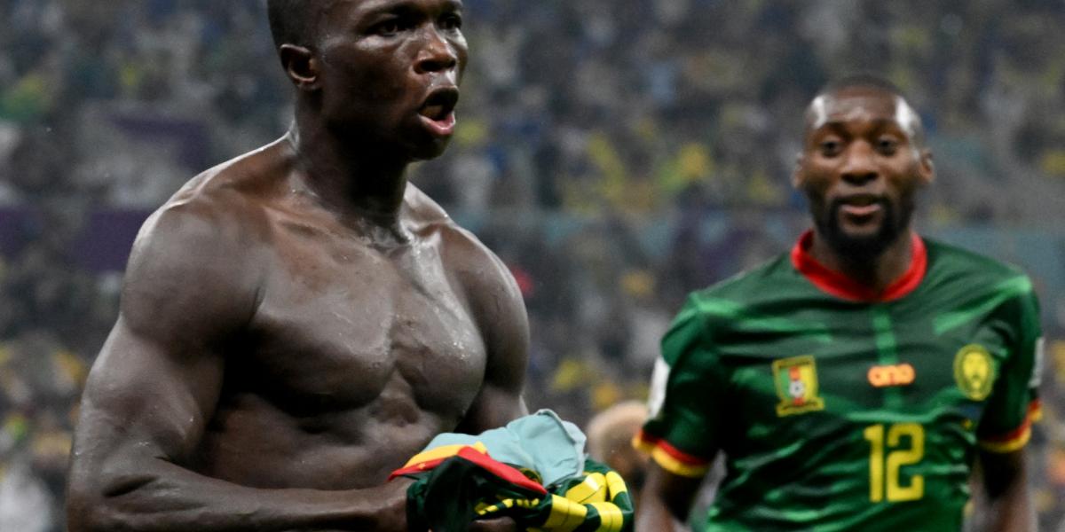 Vincent Aboubakar és a piros lapot érő gólöröm