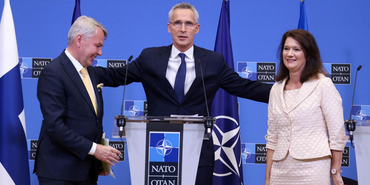 Pekka Haavisto finn és Ann Linde svéd külügyminisztert, mint leendő szövetségest üdvözli Jens Stoltenberg NATO-főtitkár