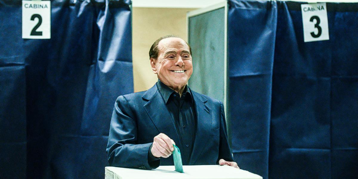 Silvio Berlusconinak már múlt vasárnap, a lombardiai régiós választáson is jó kedve volt 