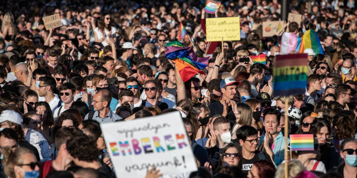 Hiába a tiltakozások, tüntetések, Orbán egyértelművé tette, hogy a „gyermekvédelmi” szabályokat nem visszavonni, hanem kiegészíteni fogják