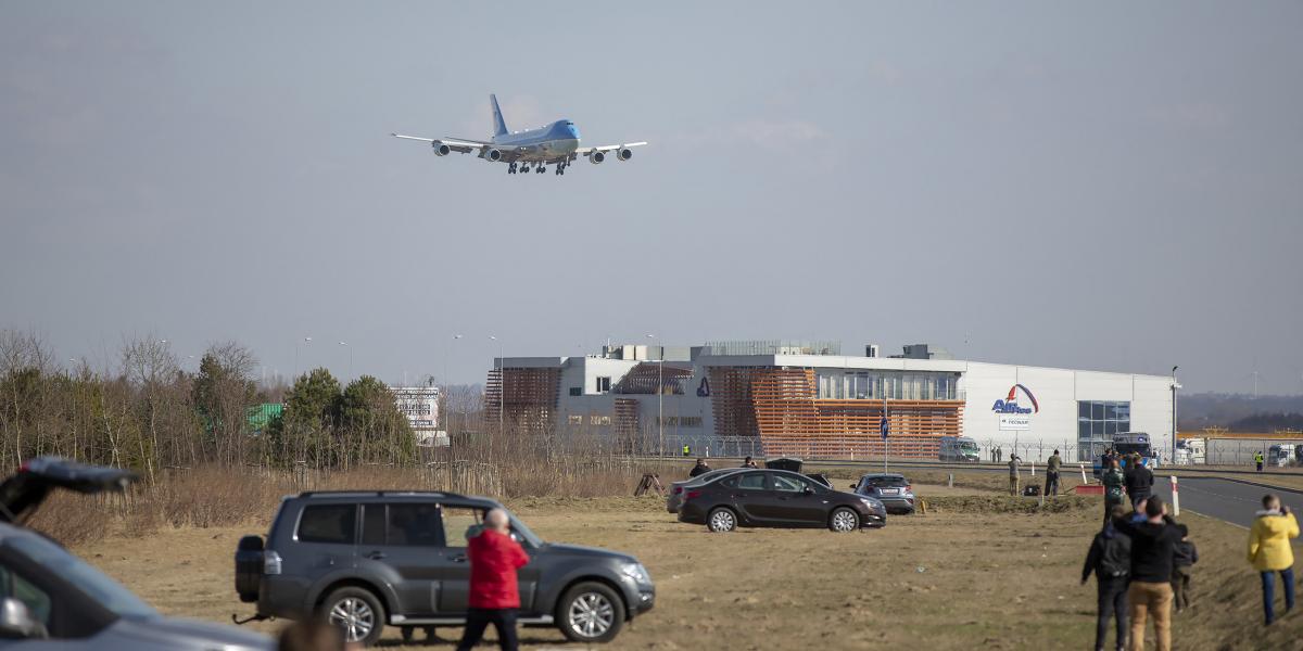 Az Air Force One érkezik a Rzeszow-Jasionka repülőtérre 2022. március 25-én.