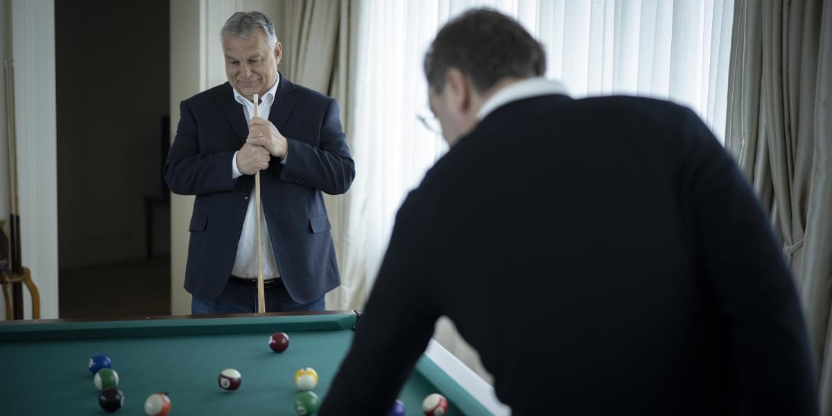Orbán Viktor miniszterelnök billiárdozik Aleksandar Vucic szerb köztársasági elnökkel, Belgrádban 2023. március 25-én.