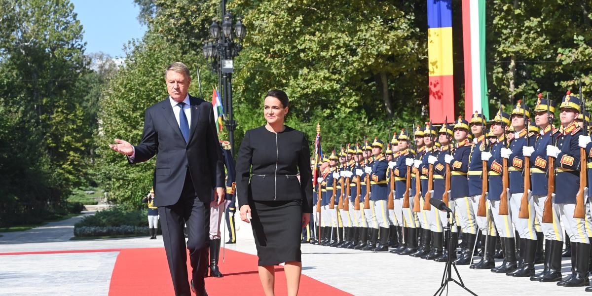 Klaus Iohannis katonai díszsorfal előtt fogadta Novák Katalint