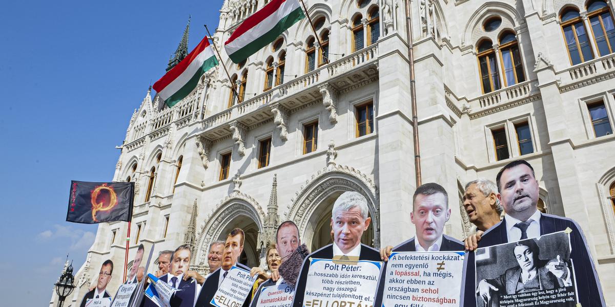 Quaestor-károsultak tüntetése a Parlament előtt. A bíróság közreműködése nélkül a hitelezők felszámolási vagyonának eltüntetése nem valósulhatott volna meg ebben az ügyben