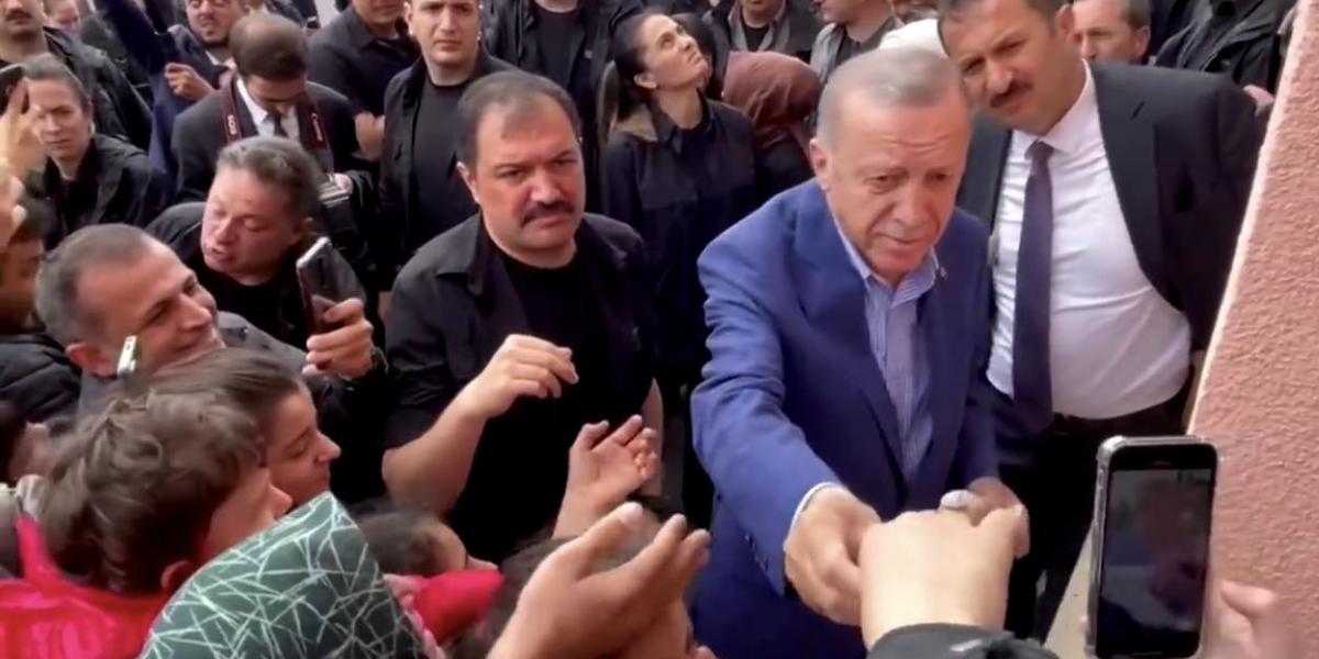 Itt a videó, hogyan osztogatott pénzt a török elnök embereknek egy szavazóhelyiségnél a megválasztása előtt