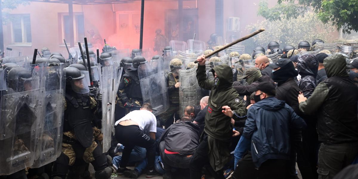 Az erőszakkultusznak robbannia kellett: szerb tüntetők csapnak össze a KFOR erőivel