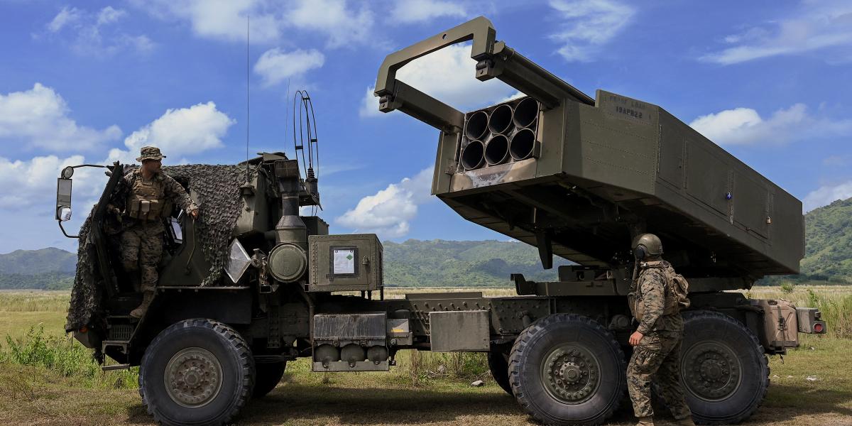 A HIMARS rakétavetőkből kilőhető, GPS-irányítású rakéták rendkívül pontosak, gyakorlatilag 45 kilométerre is eltalálnak egy tenyérnyi területet