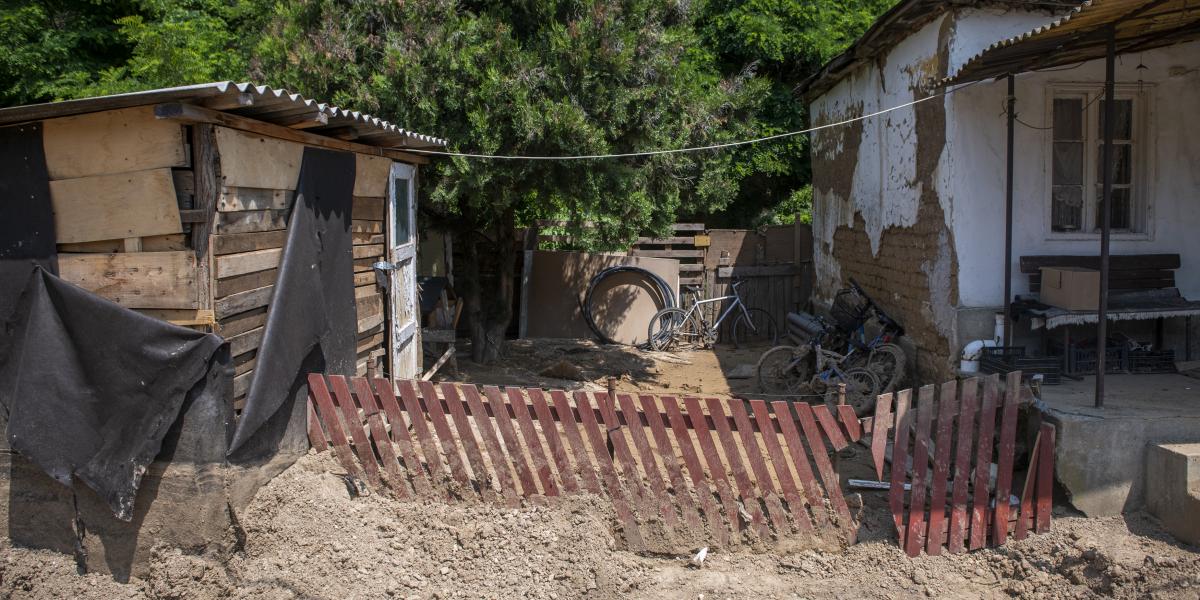 Az itteniek máskor is kaptak már a nyakukba esőt, de iszapos sár még sosem öntötte el őket. Szerintük az okozta a bajt, hogy a nemrégiben nyitott bányánál, a felszínről lefejtett földréteget olyan helyre tették, ahol nem tudták megvédeni a leomlástól