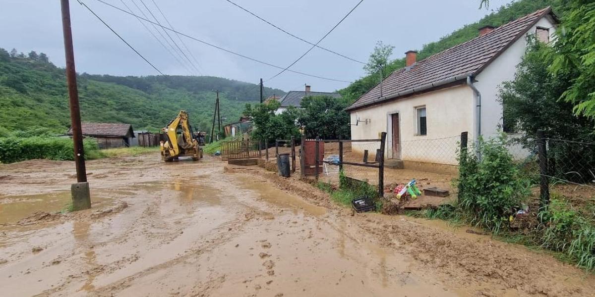 Félmilliárdos kormányzati segélyt kapnak azok a recskiek, akiknek a házát  tönkretette a NER-bányából lezúduló sár