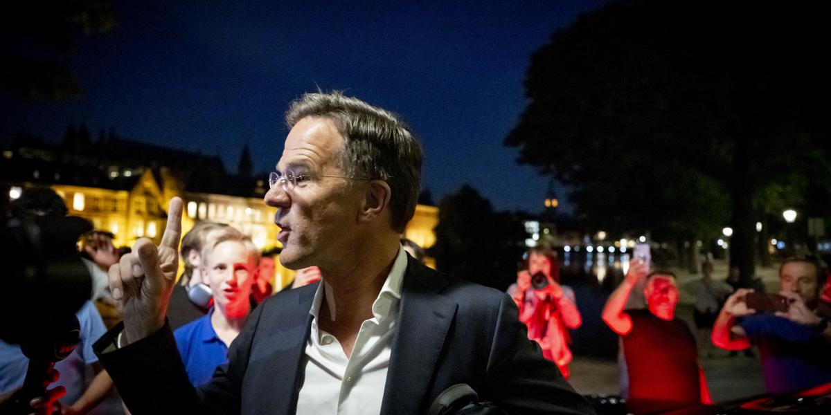 Hóna alá vágott táskájával távozott a kormányülésről a lemondott Mark Rutte, de visszatérésre készül