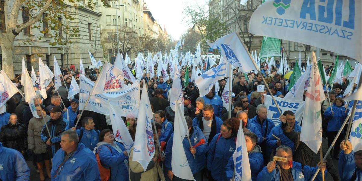 A munkavállalókat érintő kormányzati tervek ellen demonstráló szakszervezetek a civil ellenállással is szolidaritást vállaltak F