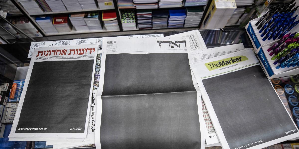 Fekete címlappal és azonos szöveggel jelent meg Izrael öt legnagyobb újságja Netanjahu egészségügyi reformja miatt