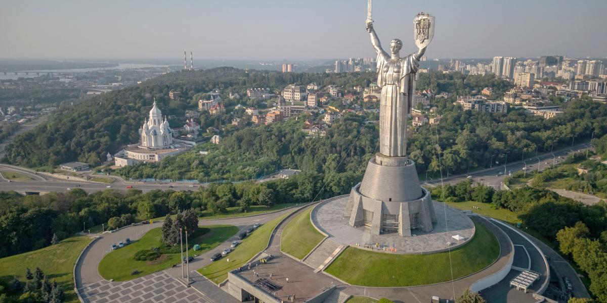 Ukrajna címerét szerelték fel a 62 méter magas kijevi Haza emlékmű pajzsára. A volt Szovjetunió címerét váltotta fel