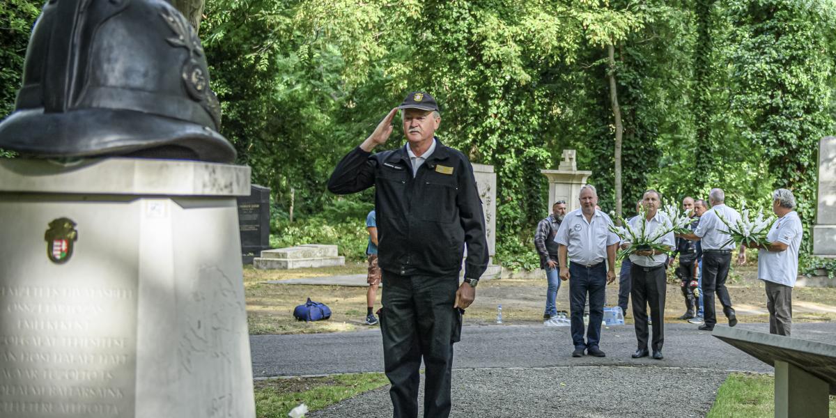 A Fiumei úti temetőben, a tűzoltók emlékművénél is koszorúztak