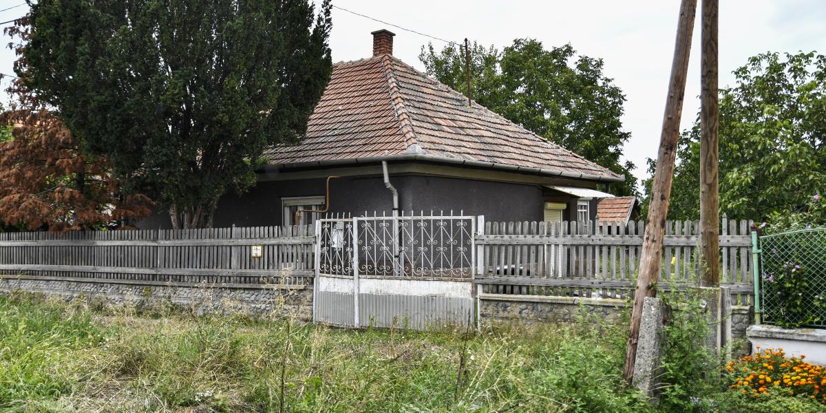 Itt lakott az idős asszony a lányával. A szomszédok szerint jelezte a bajt, hogy a lány egyre jobban elhanyagolta a házat