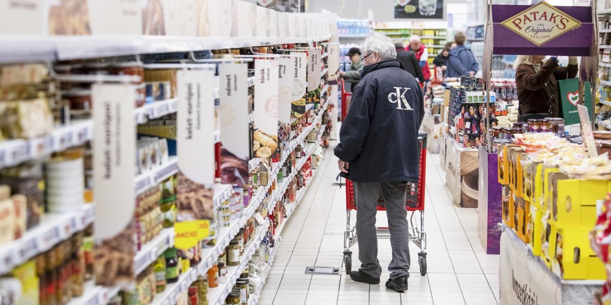 Az elemzők az inflációcsökkenés okai között egyszer sem tesznek említést a kormányzat által csodafegyvernek tartott árfigyelőről