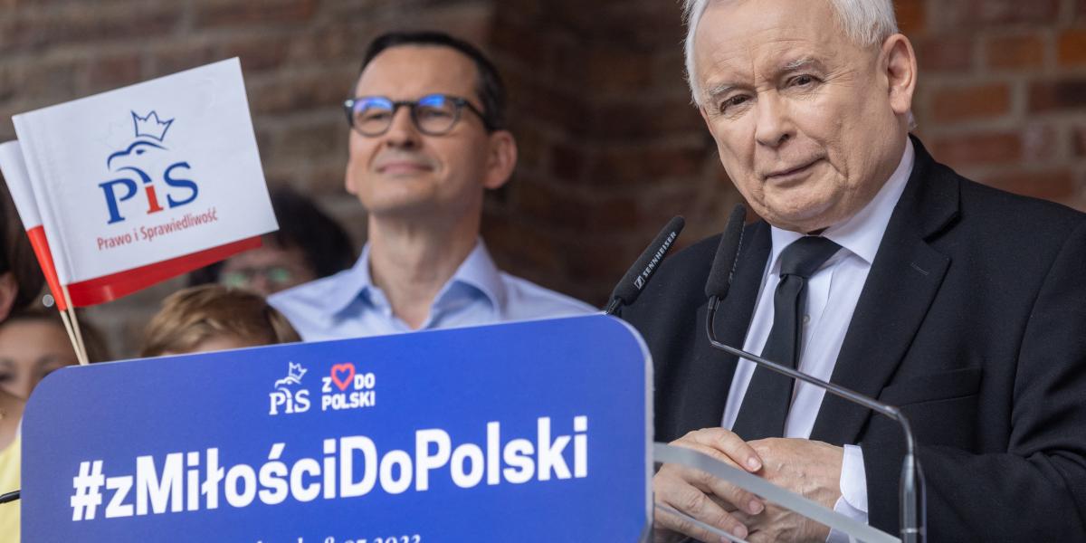 A magyar kormányt másolja Varsó az ellenzék megbélyegzésében is. Mateusz Morawiecki miniszterelnök a hazugság megtestesítőjének nevezte Tuskot, Kaczynski egyenesen
a lengyel nép igazi ellenségének titulálta az ellenzéki vezetőt