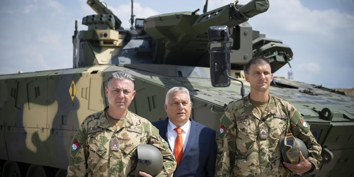 Orbán Viktor a Rheinmetall német hadiipari cég zalaegerszegi harckocsigyárának avatásán.