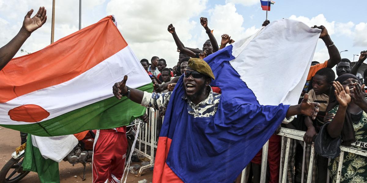 Nigerben a junta felmondta a katonai együttműködési szerződést is Franciaországgal. A franciaellenes hangulat erős, és szítják is, az oroszokat viszont várják az országban. Az orosz zászló kelendő termékké vált