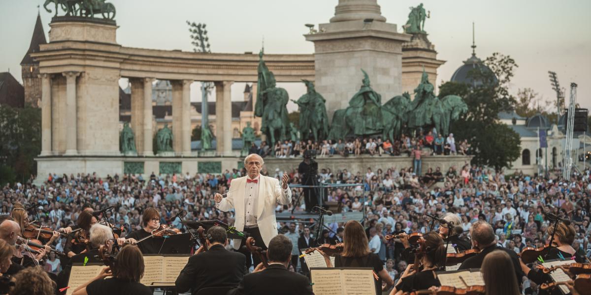 A Budapest-nyitány után Beethoven Eroicája következett. Fischer Iván felhívta a figyelmet: a mű nemcsak a történelmi hősökről, hanem a hétköznapok hőseiről is szól