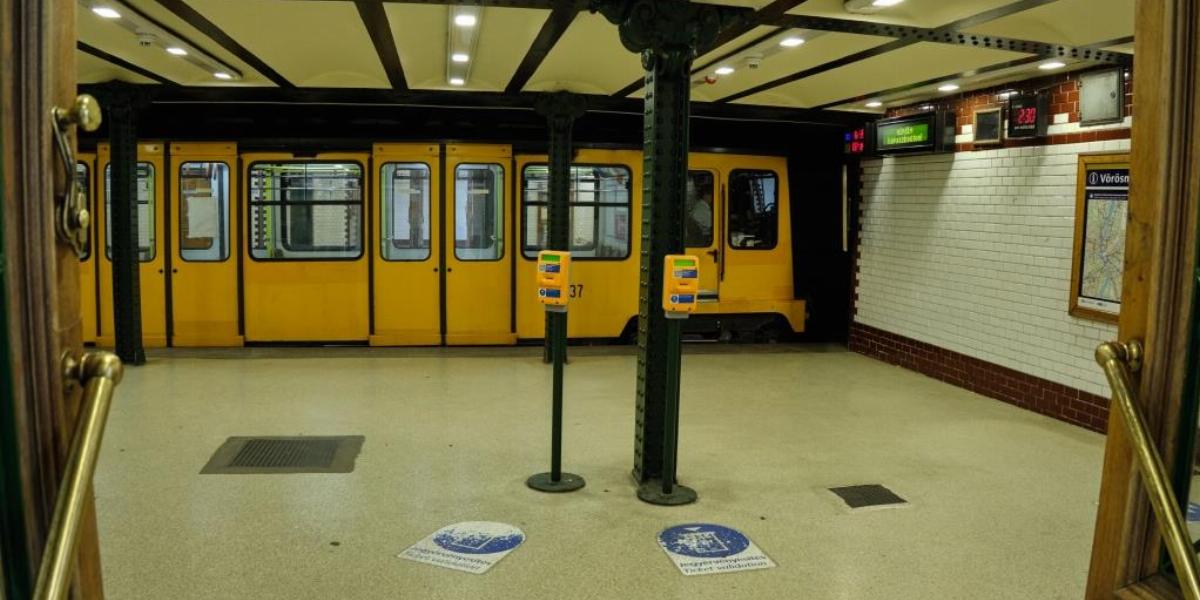 Gyanúsítottként hallgatták ki a két jegyellenőrt, akik egy metrómegállóban bántalmazhattak izraeli turistákat
