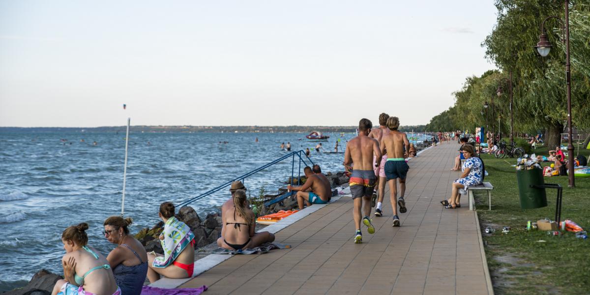 Ellentmondások nyara: jó időben, hétvégén pokrócnyi helyet is nehéz volt találni a strandokon, de aztán a munkanapokon hirtelen őszies lett a forgalom