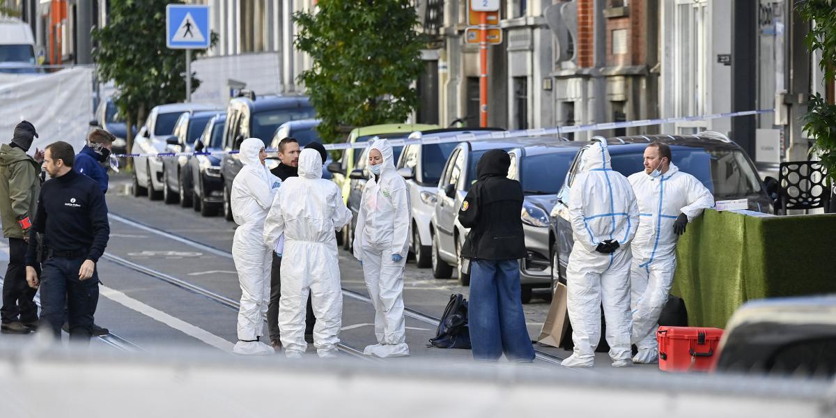 Rendőrök október 17-én Brüsszel Schaerbeek negyedében, a kávézónál, ahol lelőtték a gyanúsítottat