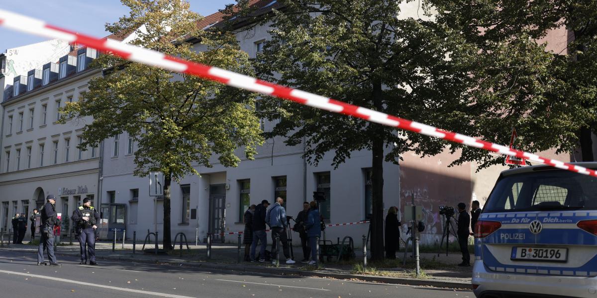 Rendőrségi helyszínelés a berlini zsinagógánál. 