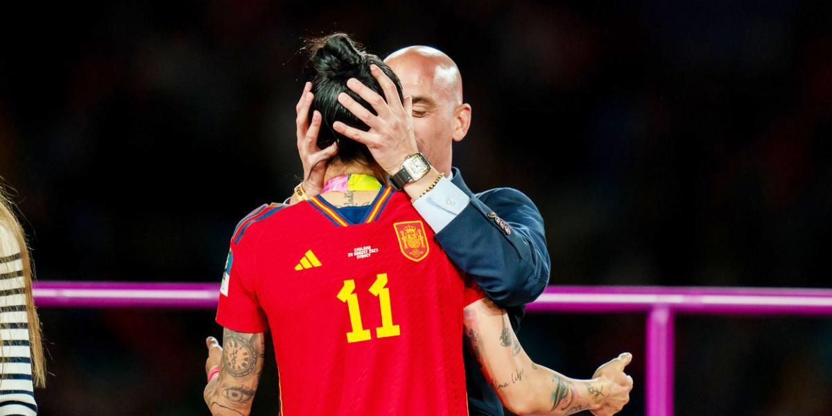 A spanyol együttes augusztus 20-án, Ausztráliában hódította el a vb-címet, az akkori csók óta tart a botrány