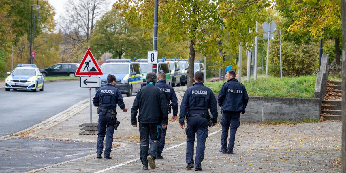 Német rendőrök őriznek egy bajorországi zsidó iskolát