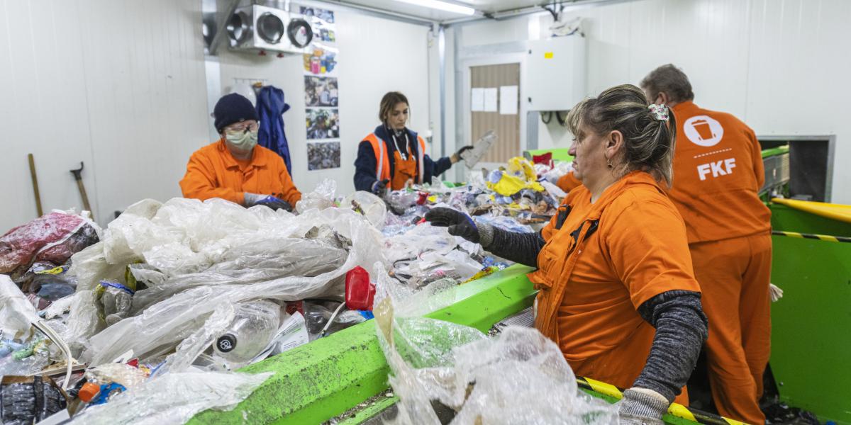 A kormány július 1-től koncesszióba adta a hulladék begyűjtését, szállítását, kezelését a Molnak. Az olajtársaságnak se  eszköze, se embere nem volt ehhez