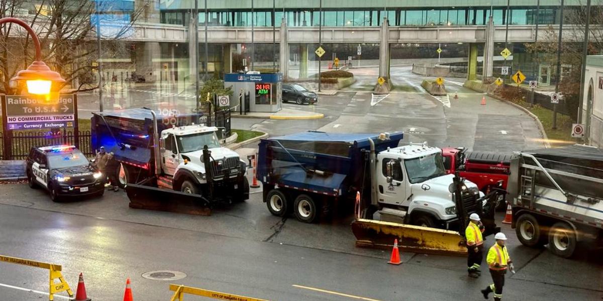 Rendőrautók az amerikai-kanadai határon, a Niagara Fallsnál