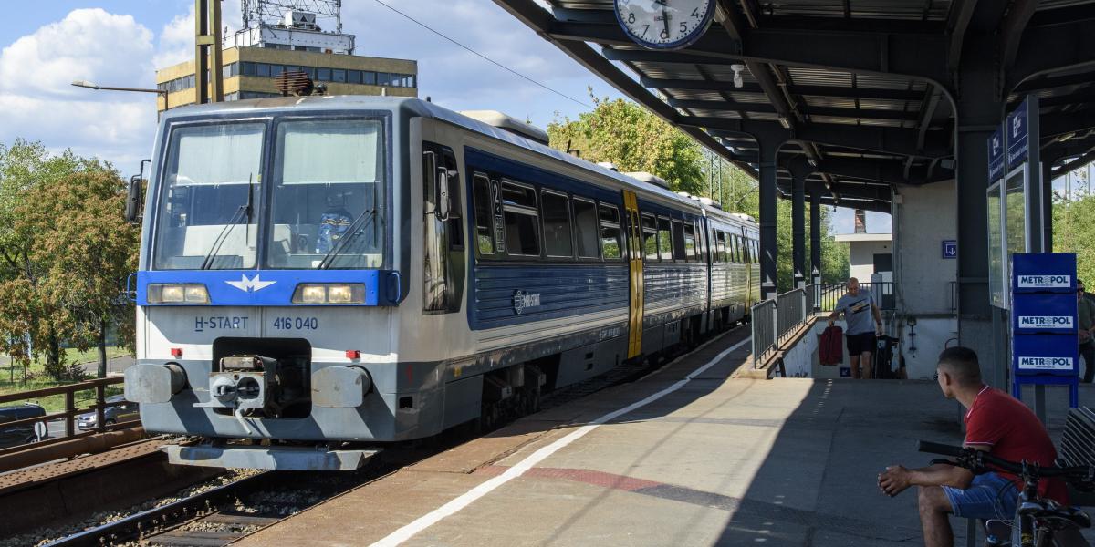 A Nyugati pályaudvar és Lajosmizse között közlekedő a MÁV-START 416 sorozatú, Oroszországban a Metrovagonmas gyárban készült kétrészes dízelmotorvonat, iker-motorkocsi (beceneve: Uzsgyi) érkezik Kőbánya alsó vasútállomásra.