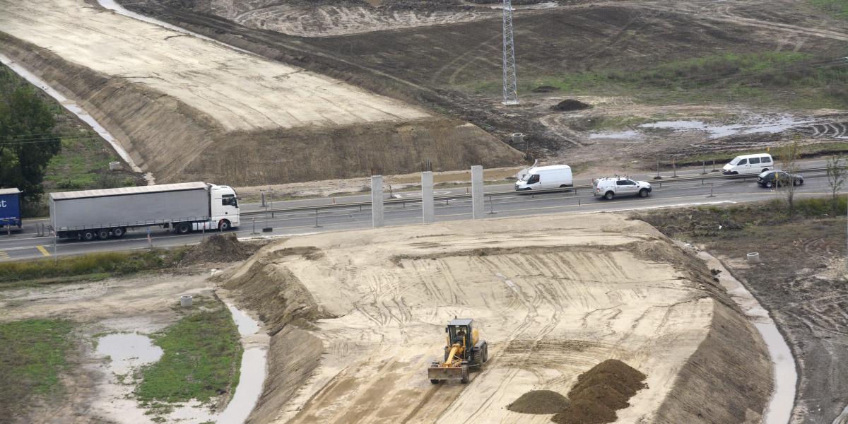 Képünk illusztráció, az épülõ M4-es autópálya töltése és a 4-es fõút keresztezõdése Törökszentmiklós határában 2014. szeptember 19-én